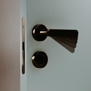 KRONA KOBLENZ Замок магнитный с доводчиком дверной ручки под цилиндр бронза